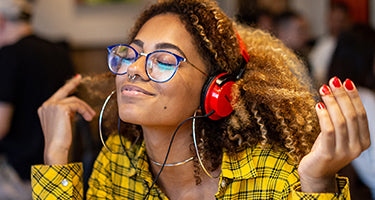 Girl with yellow shirt listening to music mobile